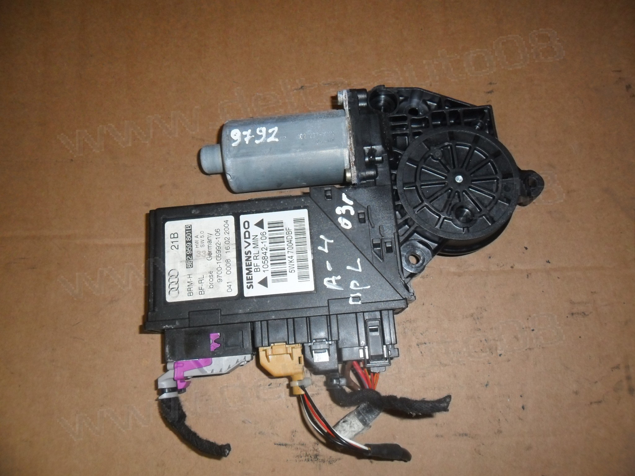 Мотор стъклоповдигач, преден ляв, Audi A4, 2001-2008г., 8E2 959 801 B, 8E2959801B, 5WK4 7004DBF, 5WK47004DBF, 105842-106, 105842106, 9700-105992-106, 9700105992106, 102-237-XXX, 102237XXX, 0 130 821 765, 0130821765