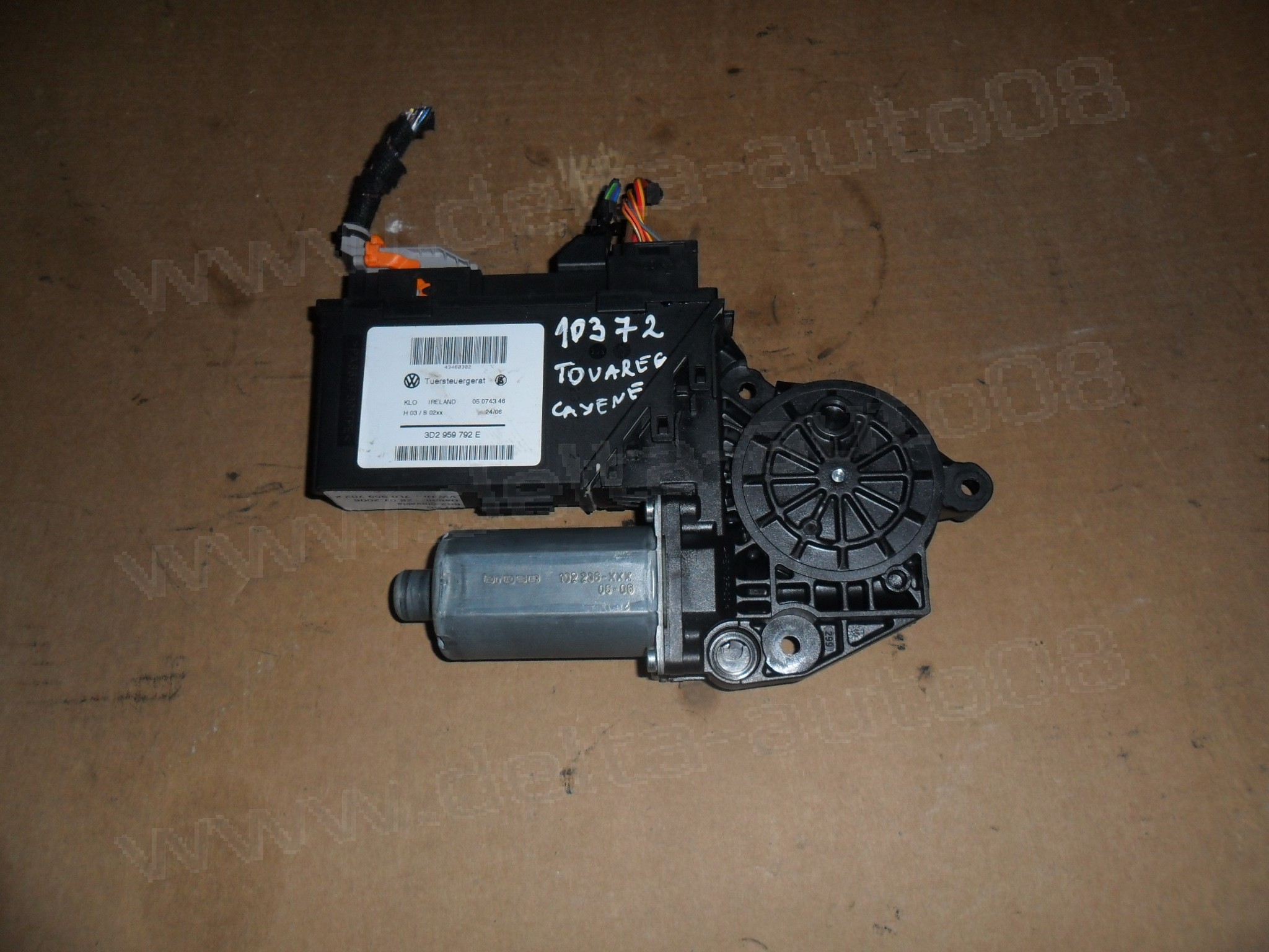 Мотор стъклоповдигач, преден ляв, VW Touareg, Porsche Cayenne, 2002-2010г., 3D2 959 792 E, 3D2959790E, 7L0 959 702 K, 7L0959702K, 0 130 821 764, 0130821764, 103 233- XXX, 103236-XXX, 103236XXX