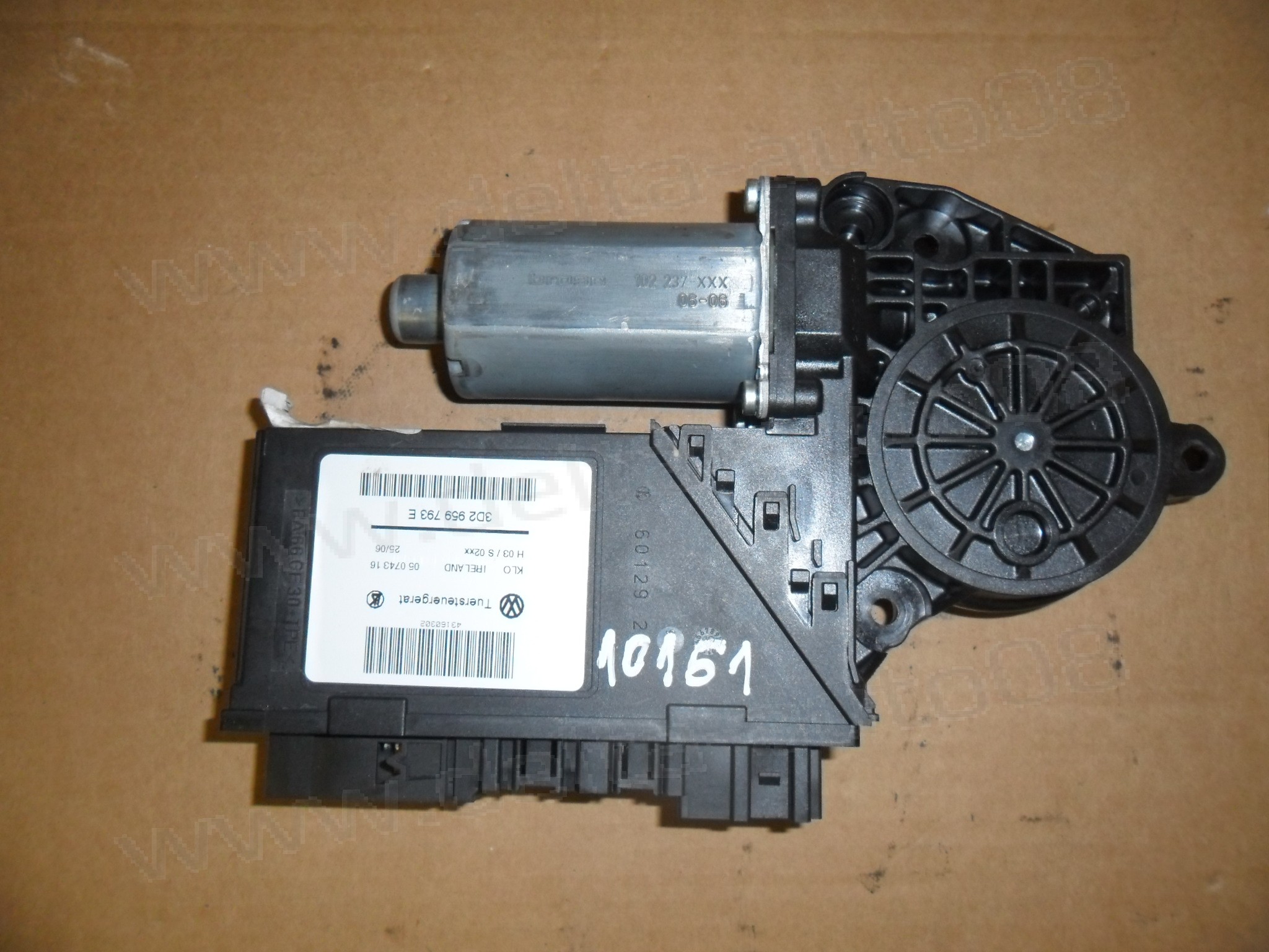 Мотор стъклоповдигач, преден десен, VW Touareg, Porsche Cayenne, 2002-2010г., 3D2 959 793 E, 3D2959793E, 7L0 959 701 K, 7L0959701K, 0 130 821 765, 0130821765, 102 237- XXX, 102237-XXX, 102237XXX 