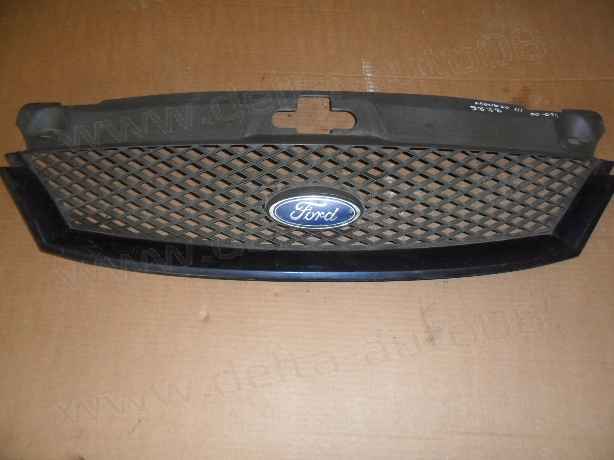 Решетка радиатор за Ford Mondeo III, 2000-2007г.. Със забележка, счупено ухо.