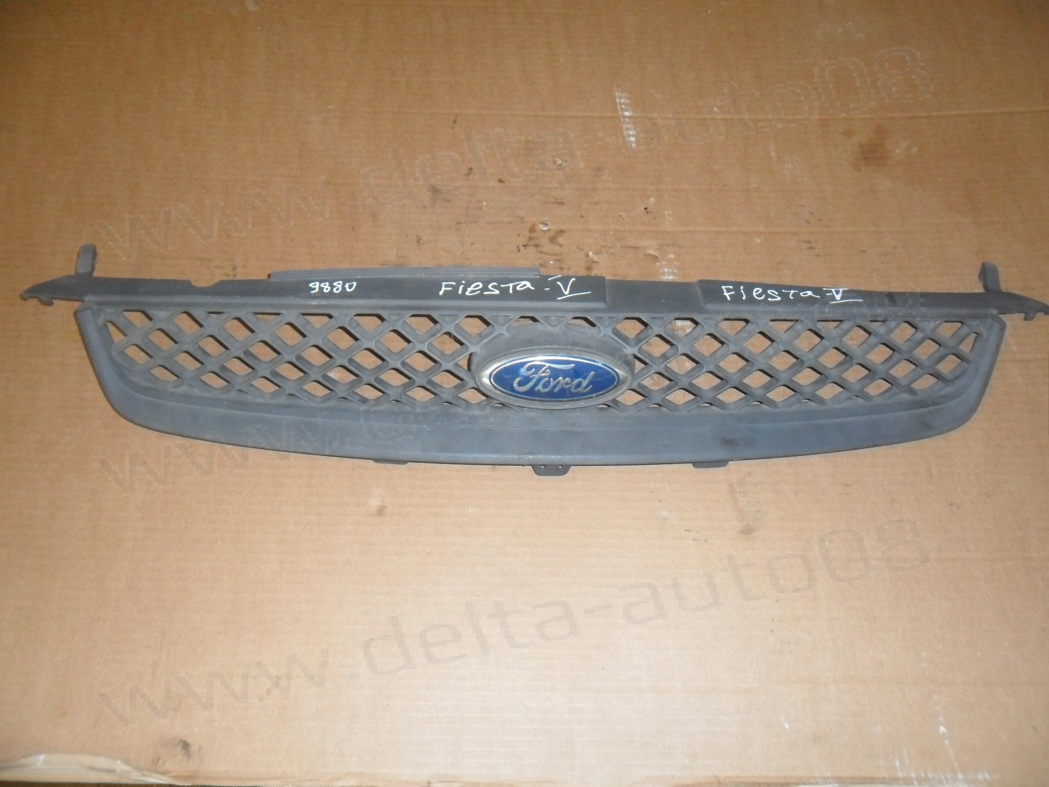 Решетка радиатор за Ford Fiesta V, 2001-2010г. Със забележка, счупено ухо.