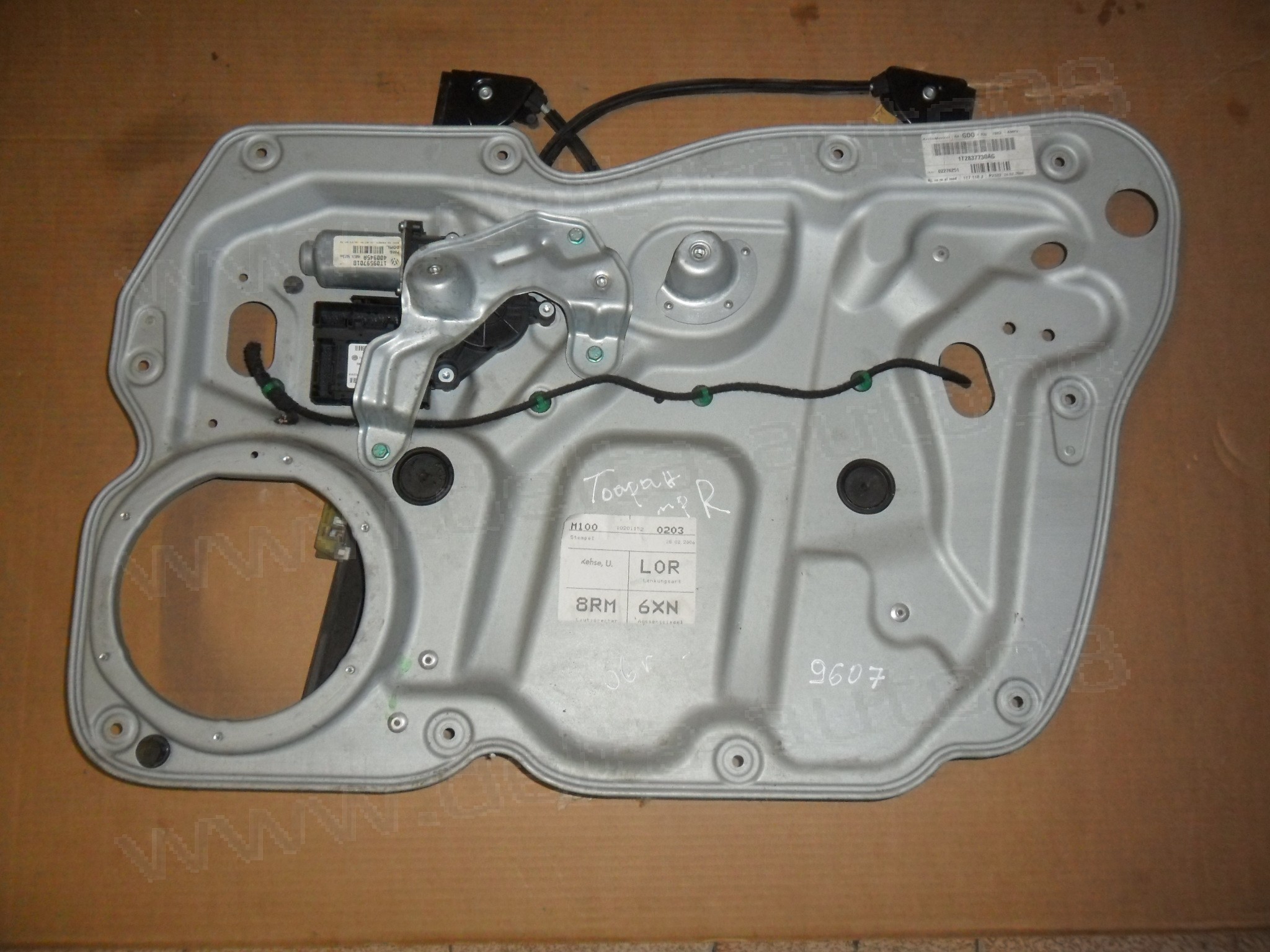 Стъклоповдигач, преден десен за VW Touran, 2003-2010г., 1T2837730AG